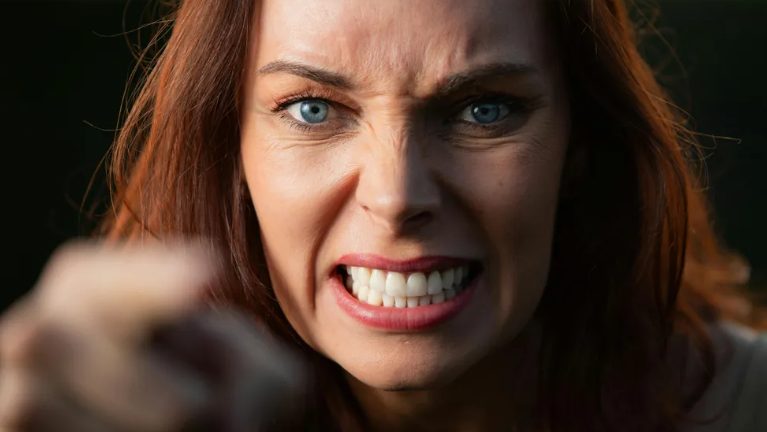 Op Valentijnsdag bespotte een man zijn vrouw vanwege vuile afwas, totdat de politie op hun deur klopte — Verhaal van de dag