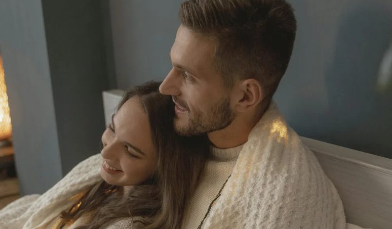 Ik verloor mijn kind nadat mijn man me verliet voor mijn zus en haar zwanger maakte — op hun trouwdag greep het karma in.