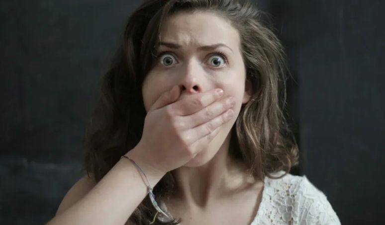 Ik verloor mijn kind nadat mijn man me verliet voor mijn zus en haar zwanger maakte — op hun trouwdag greep het karma in.