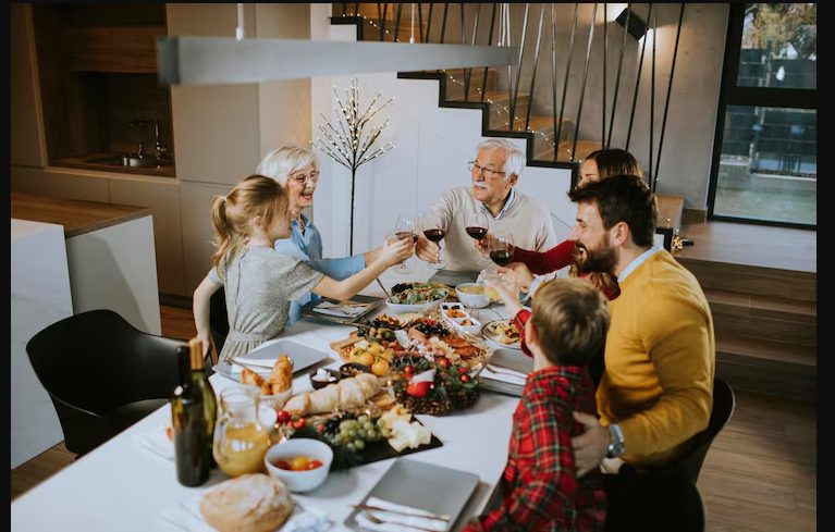 Mijn schoonmoeder zei tegen me dat alleen 'echte moeders' waren uitgenodigd voor de moederdaglunch – De ingepakte cadeaudoos die mijn man voor haar neerzette om haar een lesje te leren, zorgde ervoor dat ze instortte voor de hele familie.