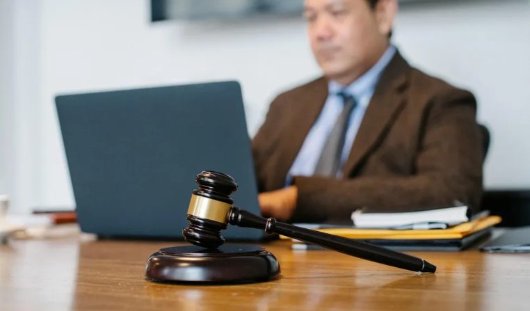 De rechter herkende in de verdachte de schoolpestkop van 23 jaar geleden.