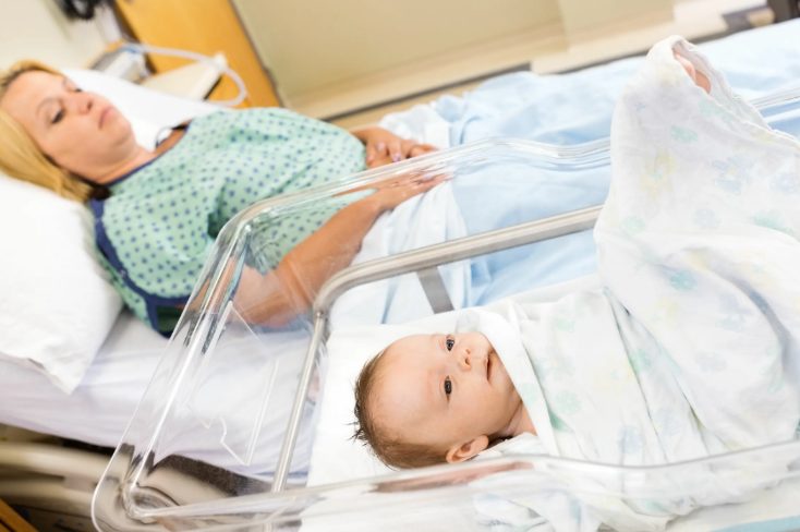 Toen de arts de kamer binnenkwam, verstijfde hij — de vrouw die dood werd gewaand hield een baby vast… en fluisterde één naam