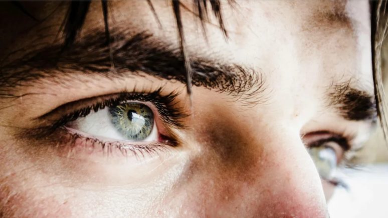 Mijn bruidegom duwde tijdens het aansnijden van de taart mijn gezicht in de taart als ‘grap’ – ik stond op het punt in tranen uit te barsten toen mijn broer iedereen shockeerde.