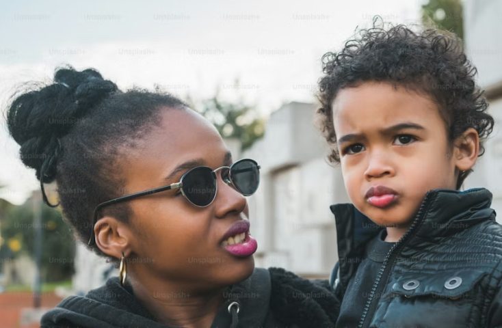 Ik werd moeder op zeventienjarige leeftijd — jaren later deed mijn zoon een DNA-test om zijn vader te vinden, maar hij ontdekte een waarheid die me volledig onderuit haalde.