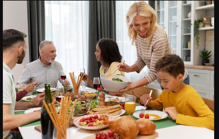 Mijn schoonmoeder zei tegen me dat alleen 'echte moeders' waren uitgenodigd voor de moederdaglunch – De ingepakte cadeaudoos die mijn man voor haar neerzette om haar een lesje te leren, zorgde ervoor dat ze instortte voor de hele familie.