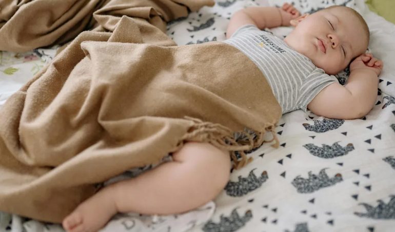 Mijn man weigerde me met onze pasgeboren baby vanuit het ziekenhuis naar huis te brengen omdat de baby zijn auto misschien zou “ruïneren” – Wat zijn oma daarna deed, liet hem sprakeloos achter