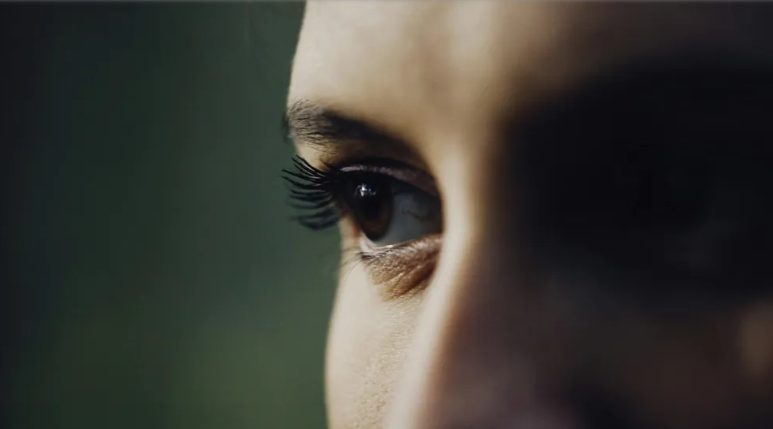 Een vrouw nodigt een man die ze online heeft ontmoet uit bij haar thuis – en ziet hem vervolgens in een opsporingsbericht voor vermiste personen.