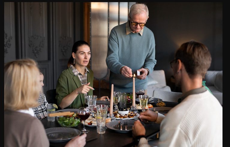 Mijn schoonmoeder zei tegen me dat alleen 'echte moeders' waren uitgenodigd voor de moederdaglunch – De ingepakte cadeaudoos die mijn man voor haar neerzette om haar een lesje te leren, zorgde ervoor dat ze instortte voor de hele familie.