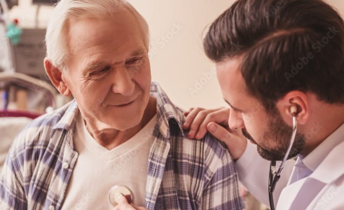 Een oude man hielp een arme jongen met wiskunde – 11 jaar later ontmoetten ze elkaar opnieuw in een ziekenhuis.