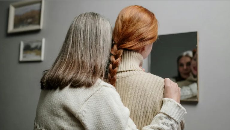 Ik besloot de trouwjurk van mijn grootmoeder te dragen ter ere van haar – maar terwijl ik hem aanpaste, vond ik een verborgen briefje dat de waarheid over mijn ouders onthulde.