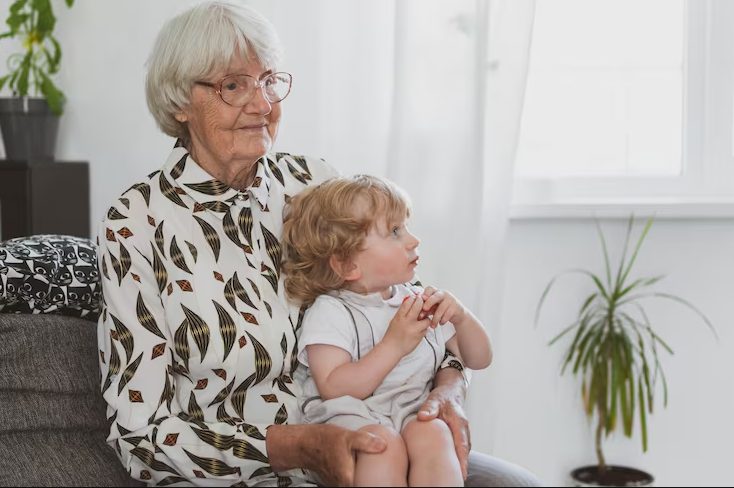 Iedereen keerde zich van haar af, behalve het meisje uit het weeshuis – maar niemand had verwacht wat de oude vrouw haar na haar dood zou nalaten