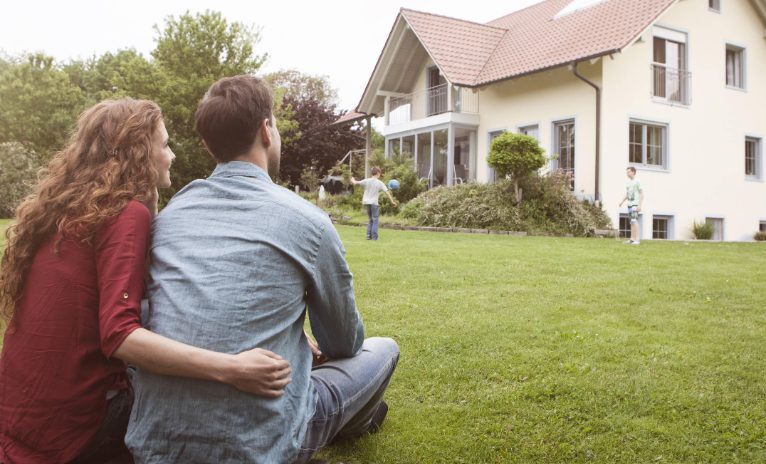 Nadat mijn operatie me bedlegerig maakte, negeerde mijn man me terwijl zijn moeder alleen voor hem kookte en waste – Toen kwam mijn oudere buurvrouw tussenbeide.