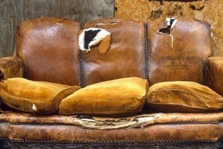 Ik kocht een oude bank op een garage sale – Drie dagen later probeerde iemand in te breken in mijn appartement om hem te stelen.