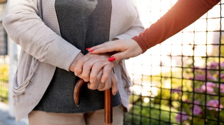 Tijdens een reis met zijn pleeggezin rent een tienerjongen weg om zijn echte familie te vinden nadat hij een oud bord heeft gezien — verhaal van de dag.