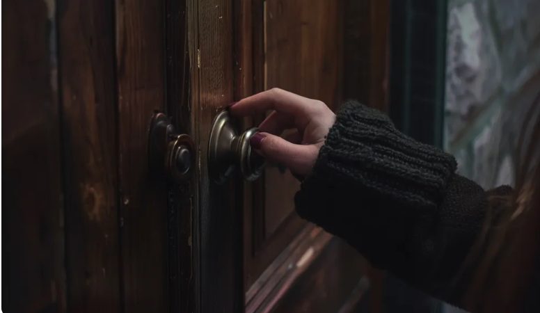 Mijn dochter verdween tijdens een familiecampingtrip – 4 jaar later fluisterde mijn neef: "Ik heb gezien wat er echt die nacht is gebeurd. Ze is niet zomaar verdwaald."