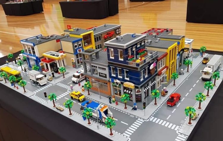 Mijn dochter verkocht haar Lego-verzameling voor 112 dollar om een bril te kopen voor haar vriendin omdat die van haar kapot was en bij elkaar gehouden werd met ducttape – Wat er de volgende dag gebeurde, bracht me tot tranen.