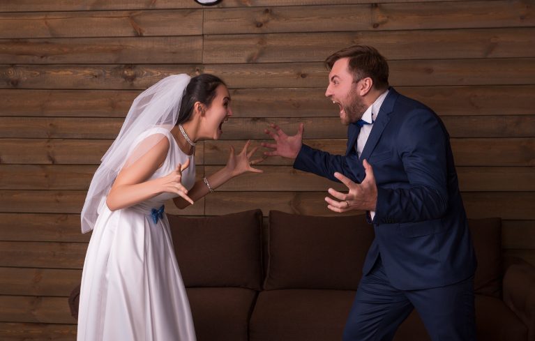 Mijn man overleed op onze trouwdag – Een week later ging hij naast me zitten in de bus en fluisterde: ‘Schreeuw niet, je moet de hele waarheid weten.’