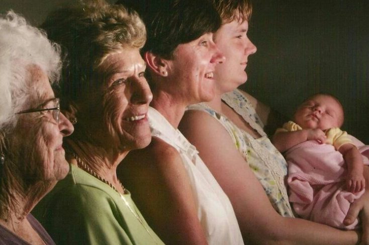 Toen de arts de kamer binnenkwam, verstijfde hij — de vrouw die dood werd gewaand hield een baby vast… en fluisterde één naam
