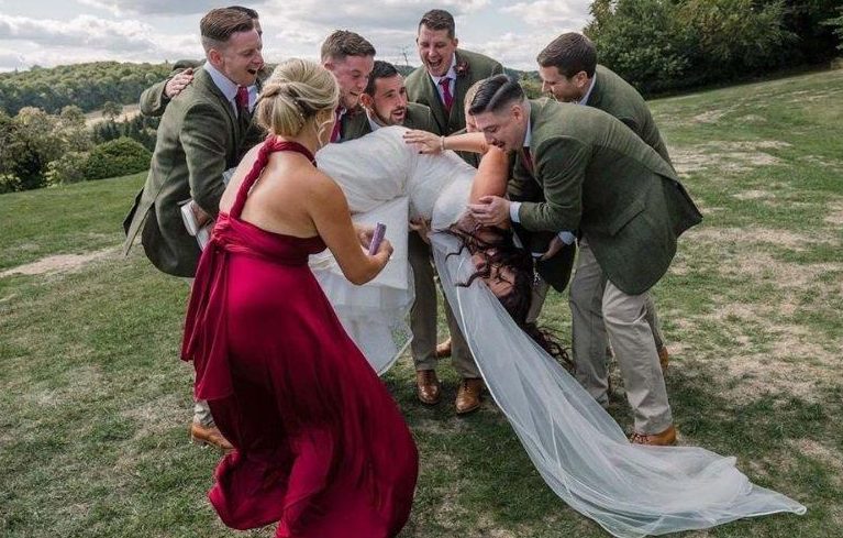 Mijn man overleed op onze trouwdag – Een week later ging hij naast me zitten in de bus en fluisterde: ‘Schreeuw niet, je moet de hele waarheid weten.’