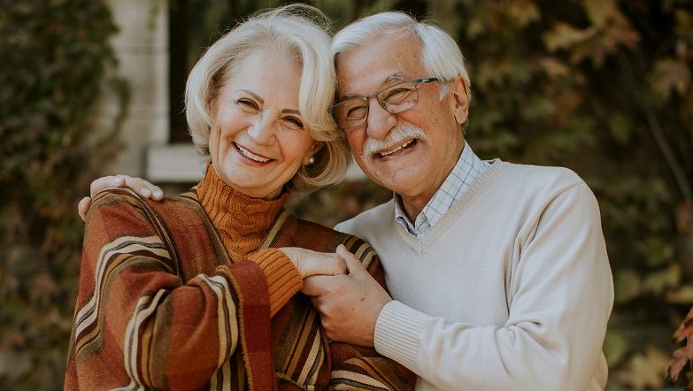 Toen ik 5 jaar oud was, vertelde de politie mijn ouders dat mijn tweelingzus was overleden – 68 jaar later ontmoette ik een vrouw die er precies uitzag als ik