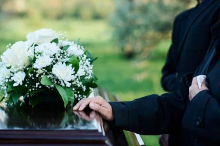 Op de dag van de begrafenis zag hij de vrouw die hij 20 jaar geleden had begraven… en toen zei de oude man één zin