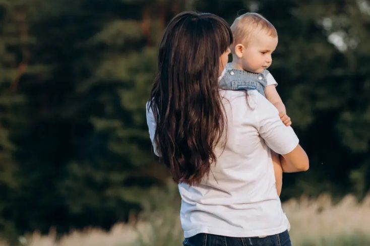 Mijn man weigerde me met onze pasgeboren baby vanuit het ziekenhuis naar huis te brengen omdat de baby zijn auto misschien zou “ruïneren” – Wat zijn oma daarna deed, liet hem sprakeloos achter