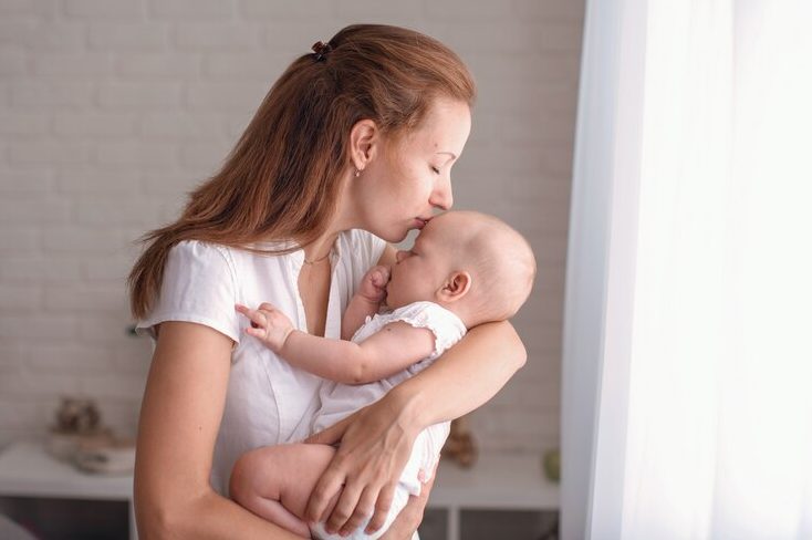 Mijn man weigerde me met onze pasgeboren baby vanuit het ziekenhuis naar huis te brengen omdat de baby zijn auto misschien zou “ruïneren” – Wat zijn oma daarna deed, liet hem sprakeloos achter