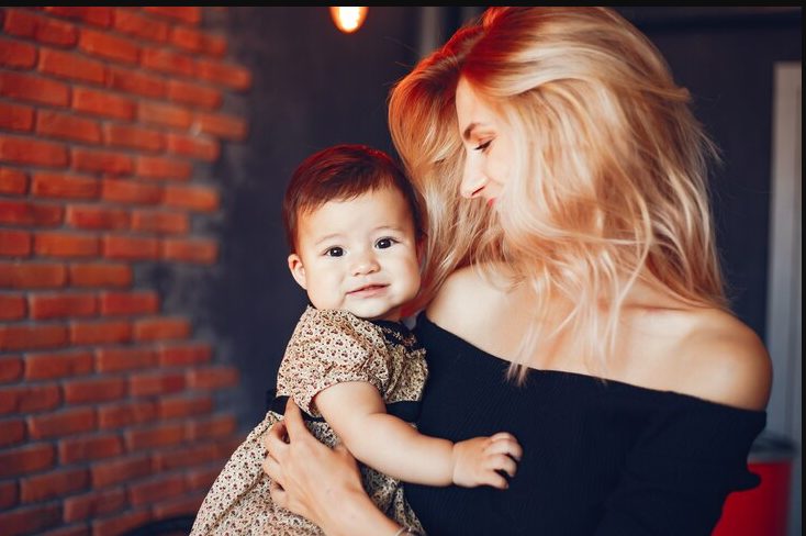 Mijn man weigerde me met onze pasgeboren baby vanuit het ziekenhuis naar huis te brengen omdat de baby zijn auto misschien zou “ruïneren” – Wat zijn oma daarna deed, liet hem sprakeloos achter
