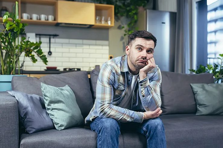 Ik kocht een oude bank op een garage sale – Drie dagen later probeerde iemand in te breken in mijn appartement om hem te stelen.