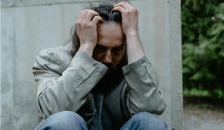 Ik trouwde met een dakloze man om mijn ouders te irriteren – een maand later kwam ik thuis en verstijfde ik van schrik door wat ik zag.