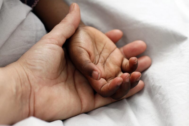 Mijn man en onze drie zonen verdwenen tijdens een verschrikkelijke storm – en pas vijf jaar later, midden in de nacht, maakte mijn jongste dochter me wakker, gaf me een briefje en fluisterde: “Mama… ik ken de waarheid over die dag.”