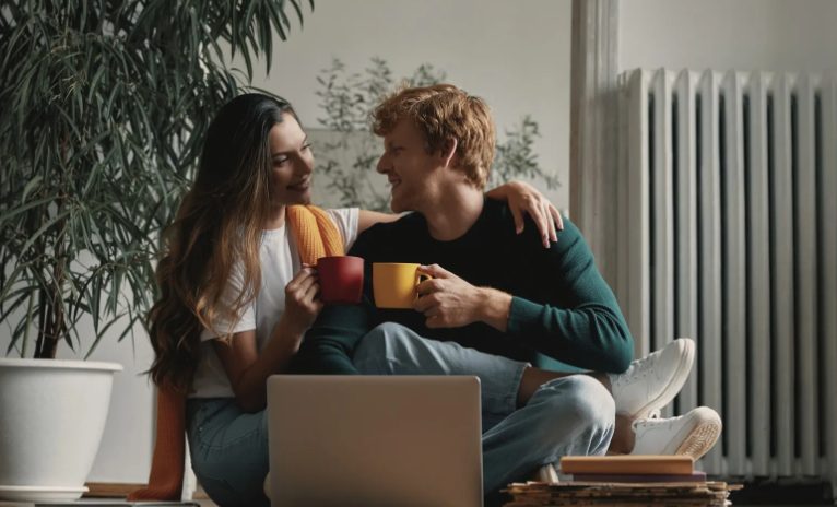 Nadat mijn operatie me bedlegerig maakte, negeerde mijn man me terwijl zijn moeder alleen voor hem kookte en waste – Toen kwam mijn oudere buurvrouw tussenbeide.