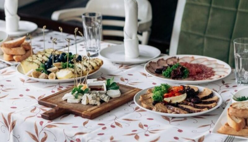 Op mijn 34e verjaardag nodigde ik iedereen uit voor het diner om zes uur. Ik vroeg alleen om om 18:45 te komen – cadeaus waren niet nodig. Om 19:12 kreeg ik een sms van mijn zus waarin ze zei dat het een lange autorit was voor slechts één verjaardag…