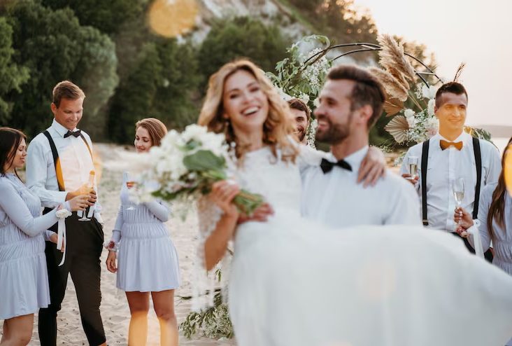 Mijn bruidegom duwde me tijdens onze huwelijksreceptie in het zwembad en begon hard te lachen – hij had niet verwacht wat ik daarna deed.