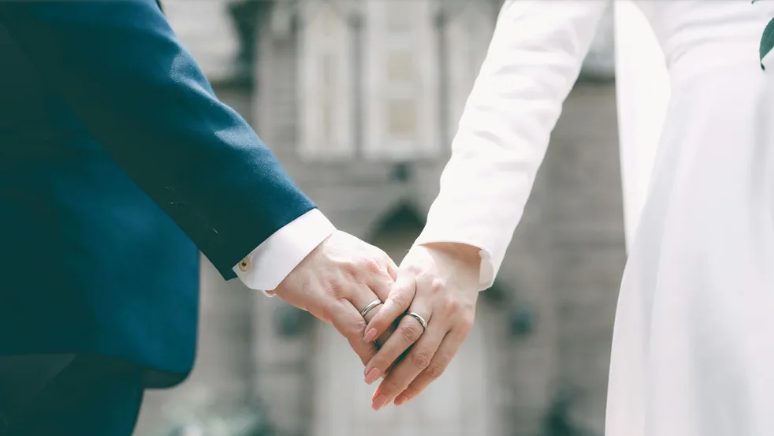 Mijn bruidegom duwde tijdens het aansnijden van de taart mijn gezicht in de taart als ‘grap’ – ik stond op het punt in tranen uit te barsten toen mijn broer iedereen shockeerde.