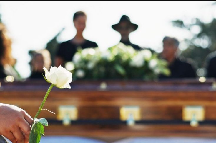 Op de dag van de begrafenis zag hij de vrouw die hij 20 jaar geleden had begraven… en toen zei de oude man één zin