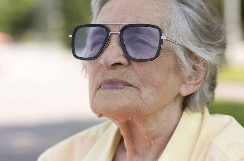 Toen ik 5 jaar oud was, vertelde de politie mijn ouders dat mijn tweelingzus was overleden – 68 jaar later ontmoette ik een vrouw die er precies uitzag als ik