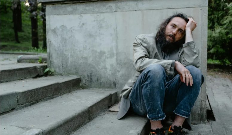 Ik trouwde met een dakloze man om mijn ouders te irriteren – een maand later kwam ik thuis en verstijfde ik van schrik door wat ik zag.