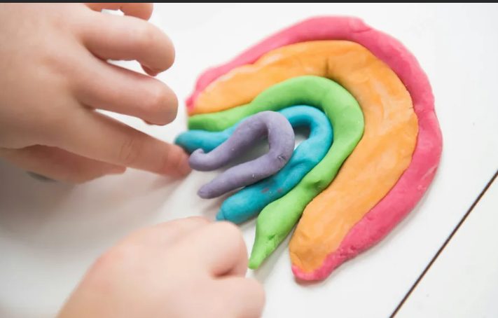 Mijn neefje propte Play-Doh in mijn toilet en zette ons gloednieuwe huis onder water – zijn ouders weigerden te betalen, dus leerde ik hun zelf een lesje