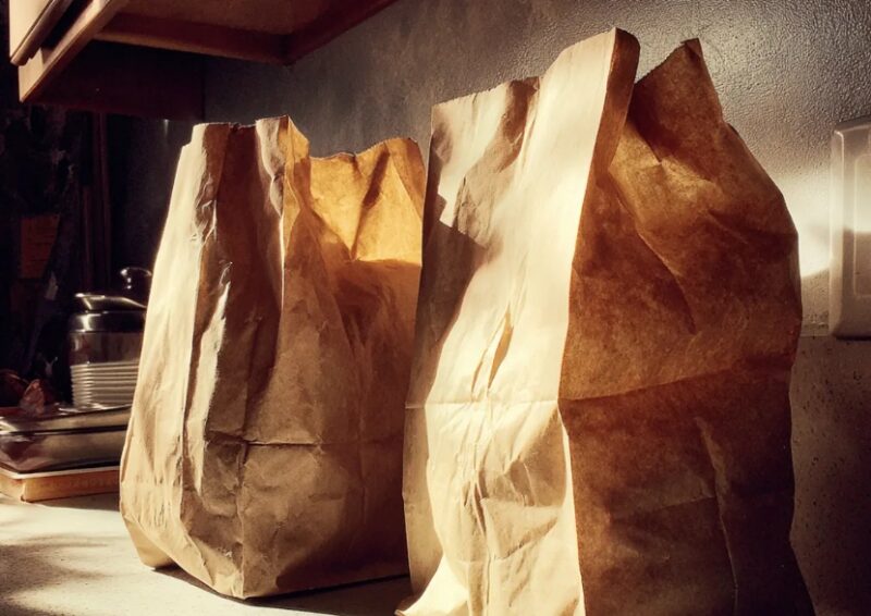 12 jaar lang bracht ik elke zondag boodschappen naar mijn 84-jarige buurman – na zijn begrafenis overhandigde zijn advocaat me een versleten koffer en dat wat erin zat, deed mijn handen trillen.