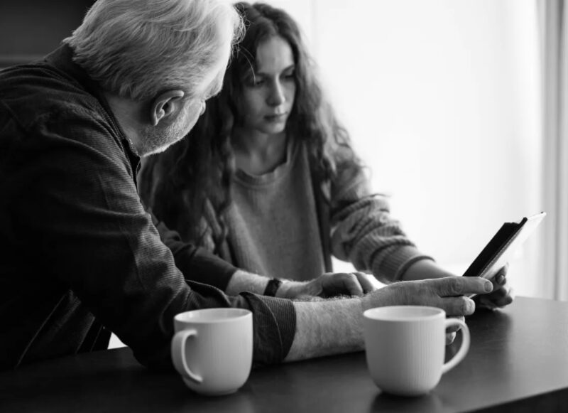 Ik vond mijn voormalige schoonvader helemaal alleen in een verzorgingshuis – toen gaf hij me een sleutel die alles veranderde