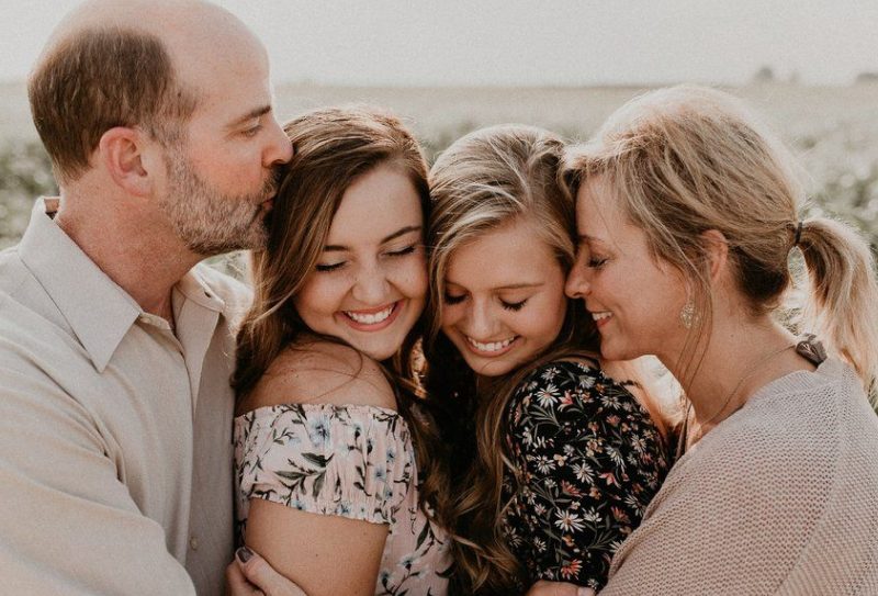 Mijn grootvader heeft 6 kleinkinderen opgevoed nadat mijn ouders waren overleden – Bij zijn afscheid schoof een vreemde me een briefje toe en fluisterde: 'Dit zal je vertellen wat er echt met je ouders is gebeurd.'