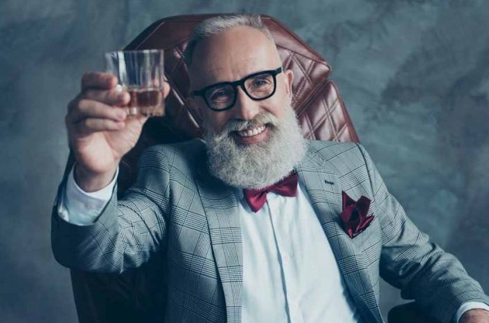 Ik trouwde met een oude miljonair waarvan iedereen dacht dat ik hem gebruikte – op zijn sterfbed zei hij: “Je krijgt mijn geld niet. Maar ik geef je precies wat je wilde.”