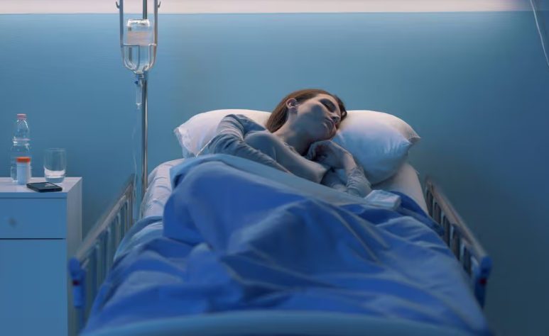 “DEZE KINDEREN ZIJN NIET VAN JOU” – DE BUURVROUW PROBEERDE EEN ANDERMANS GEZIN AF TE PAKKEN TERWIJL DE MOEDER VOCHT OM HAAR HERINNERING TERUG TE KRIJGEN.