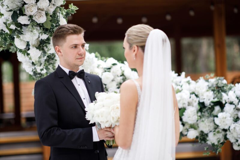 Ik stelde mijn vader voor aan mijn verloofde op de bruiloft – Op het moment dat hij zijn gezicht zag, werd hij bleek en zei: „Hoe kan jij dat zijn? Ik was er zeker van dat je 30 jaar geleden verdwenen was!”