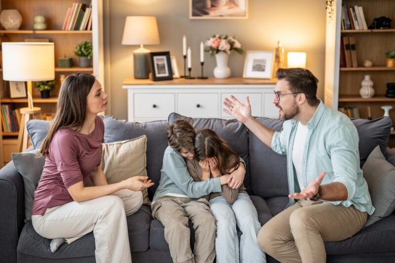 Mijn twee oudste zonen negeerden mijn 50e verjaardag volledig – wat mijn jongste dochter meebracht, bracht me op mijn knieën