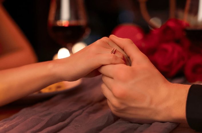 Het mooiste meisje van de school vroeg me mee naar het prom-bal terwijl iedereen me pestte om mijn uiterlijk – 20 jaar later herkende ze me niet, en wat ik deed veranderde haar leven.