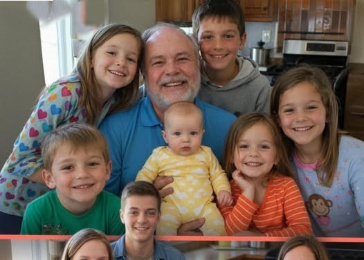 Mijn grootvader heeft 6 kleinkinderen opgevoed nadat mijn ouders waren overleden – Bij zijn afscheid schoof een vreemde me een briefje toe en fluisterde: 'Dit zal je vertellen wat er echt met je ouders is gebeurd.'