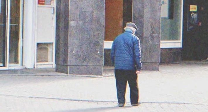 Twintig jaar lang bracht ik verse melk naar mijn buurvrouw die aan een rolstoel gebonden was – nadat ze was overleden, gaf haar zoon mij haar oude jas