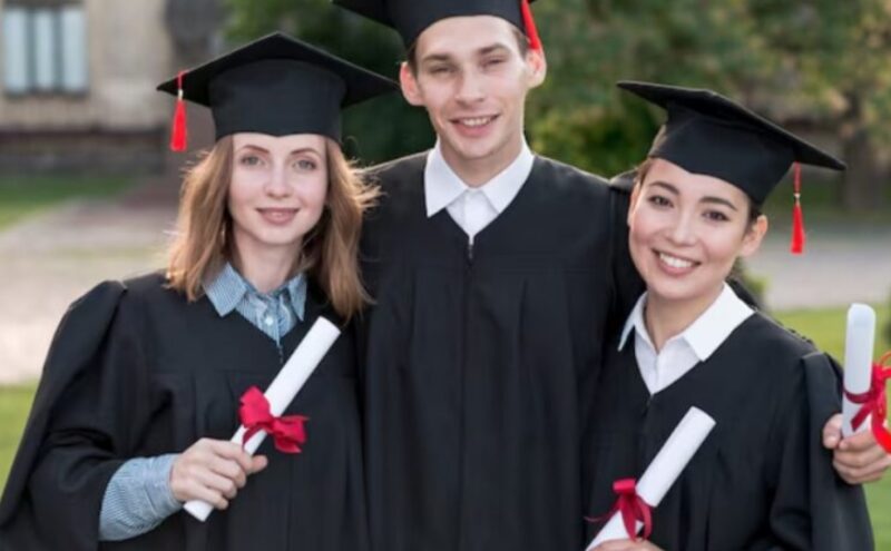Ik heb 22 jaar van mijn leven opgegeven om mijn drie nichtjes (drieling) groot te brengen — wat ze deden op hun diploma-uitreiking deed me op mijn knieën vallen.